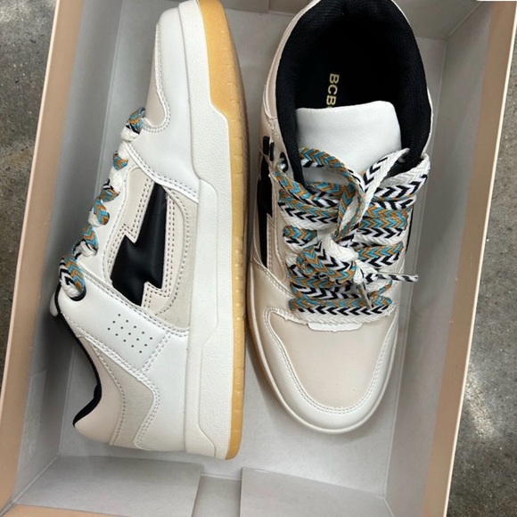 NEW BCBG Cream and Black Women's Sneakers 7 Brand new no box! - Picture 2 of 6